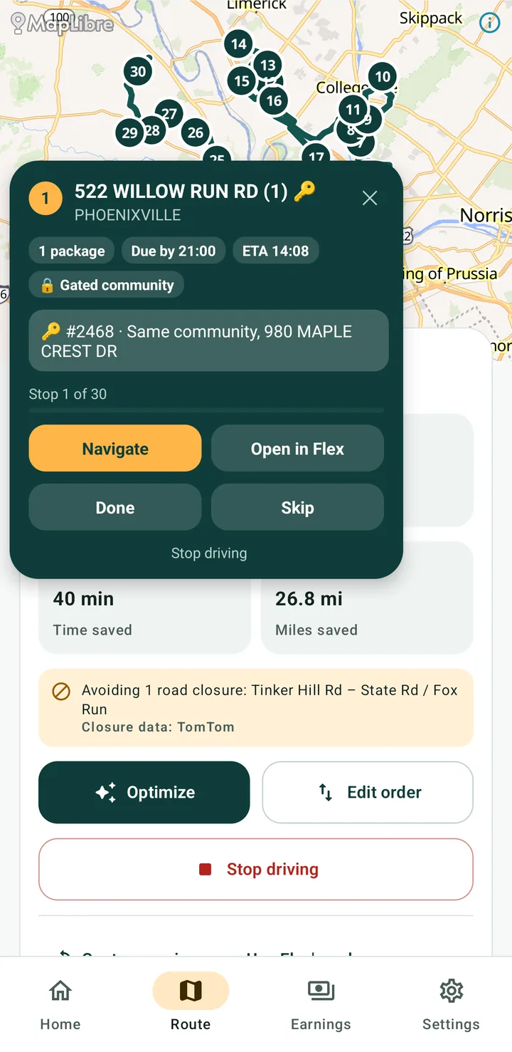 Mode conduite : une carte flottante avec le prochain arrêt, son colis, l'heure limite, l'heure d'arrivée, le quartier privé et son code de barrière, et des boutons pour naviguer, marquer l'arrêt comme terminé ou le passer