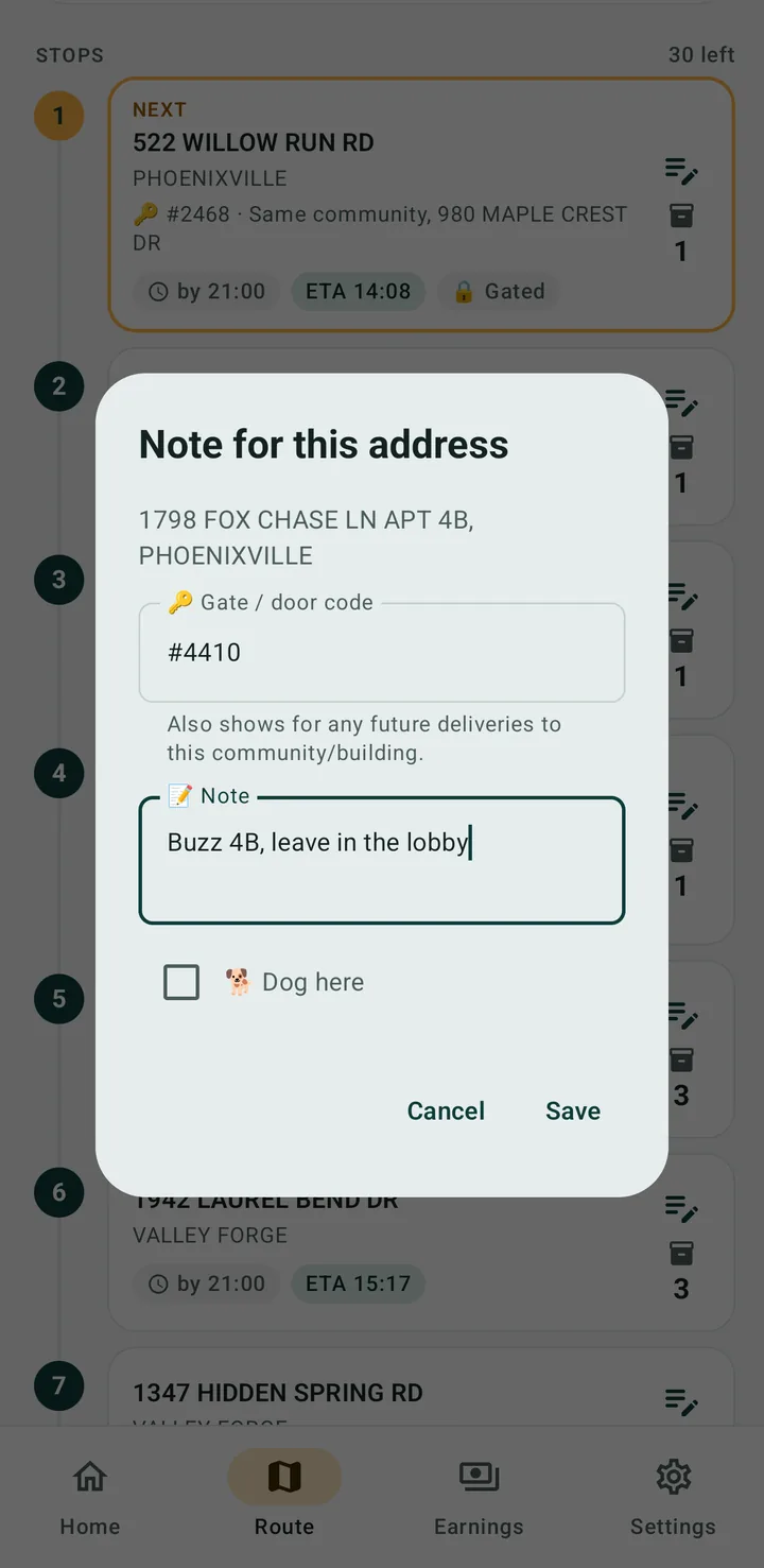 La fenêtre de note d'un logement : un code de porte, une note sur l'endroit où laisser le colis et une case à cocher « chien »